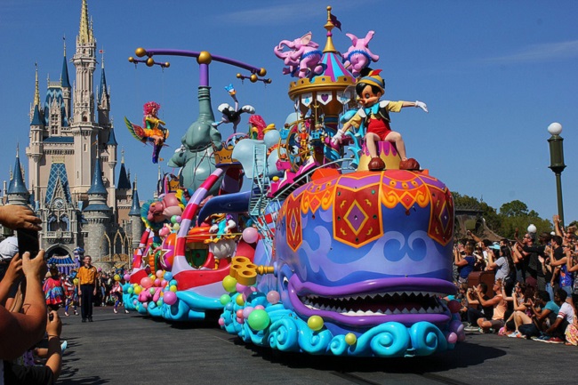 Being a Disney World staff, you will never forget the time of parade Being a Disney World staff, you will never forget the time of parade