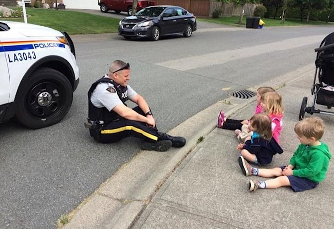 police man sitting with toddlers police man sitting with toddlers