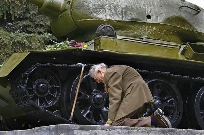 veteran comes face to face with the tank he served veteran comes face to face with the tank he served