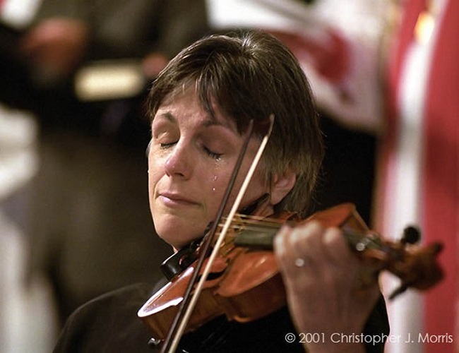 violinist Nancy Dinovo who was photographed crying violinist Nancy Dinovo who was photographed crying