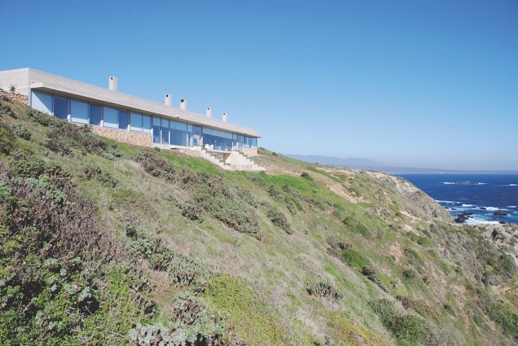 Cliff house in Coquimbo, Chile Cliff house in Coquimbo, Chile