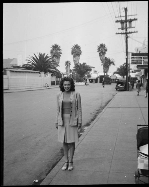 A 15 years old Norma Jeane Mortenson was seen in the picture