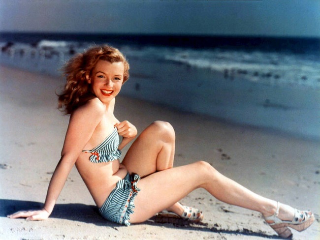 A picture of Norma Jeane Mortenson from her modeling days. She is looking very hot in the picture