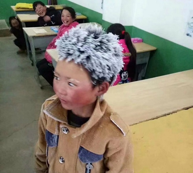 Chinese boy’s hair froze while he was sitting in an exam Chinese boy’s hair froze while he was sitting in an exam