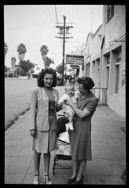 In this picture, a very beautiful Norma Jeane Mortenson was seen with a friend and her baby