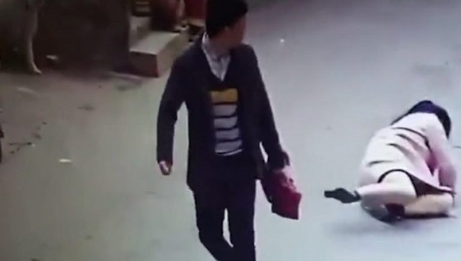 Onlookers did not stop Zhang from assaulting Li Onlookers did not stop Zhang from assaulting Li