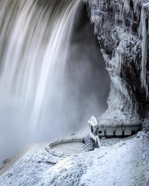 The house near the Niagara Falls is also in frozen state