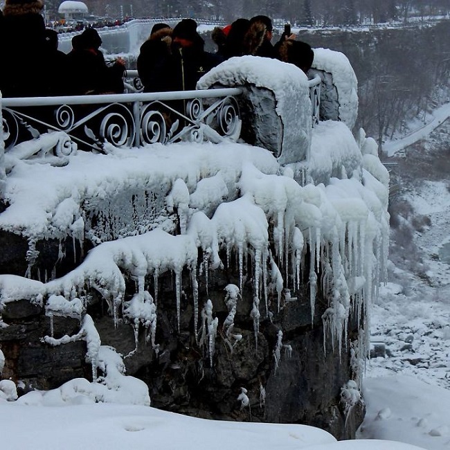 The onlookers have started to enthusiastically gather at Niagara Falls to grab the sight of its frozen state