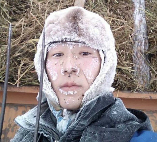 The tourists took a dip in the spring Yeyemu which remains unfrozen