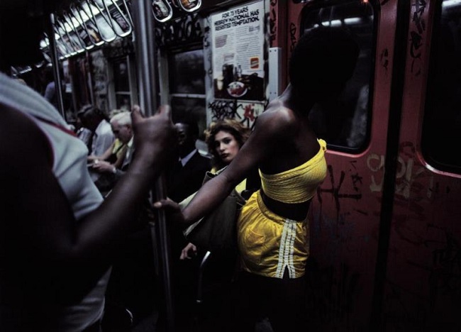 Watch this girl travelling in the night amidst one of the most frightening conditions of the world Watch this girl travelling in the night amidst one of the most frightening conditions of the world