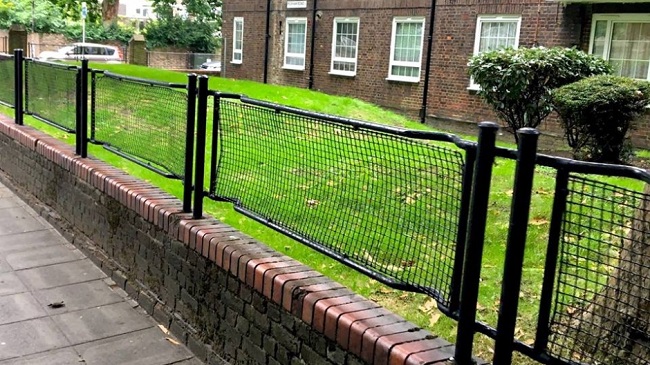 What exactly are these crooked fences or railings across London