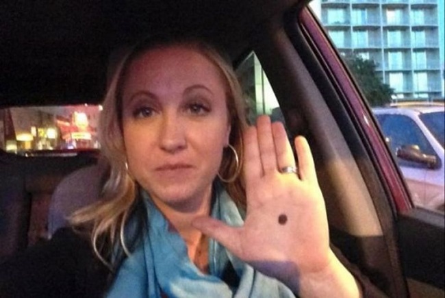 You must pay attention when you spot a woman with black dot on palm.