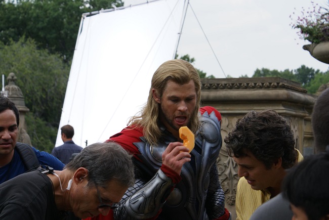 Chris Hemsworth eating a fruit on the set Chris Hemsworth eating a fruit on the set