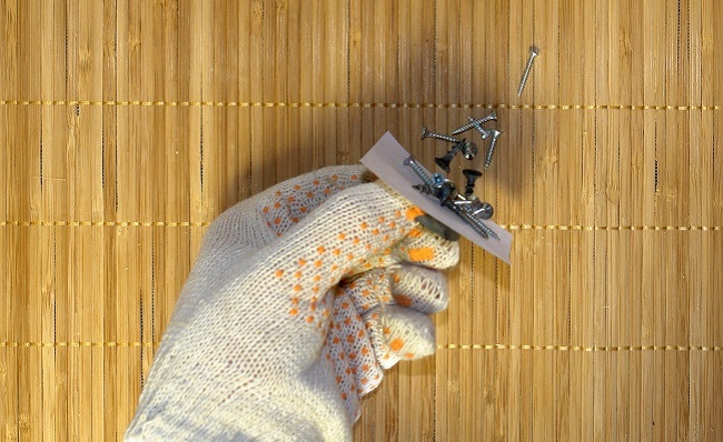 Collecting dropped screws Collecting dropped screws