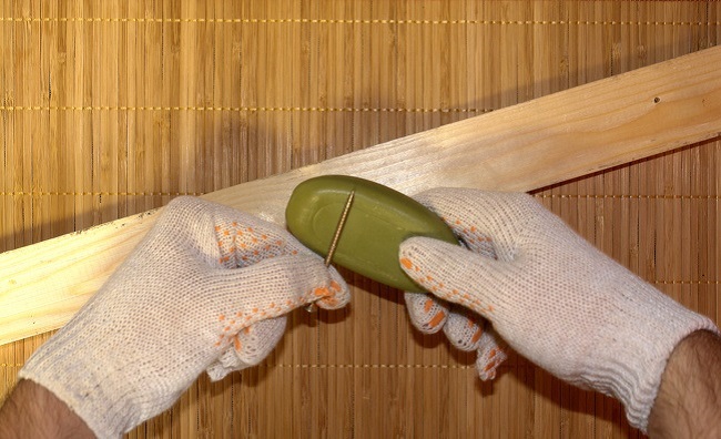 How to screw a screw How to screw a screw