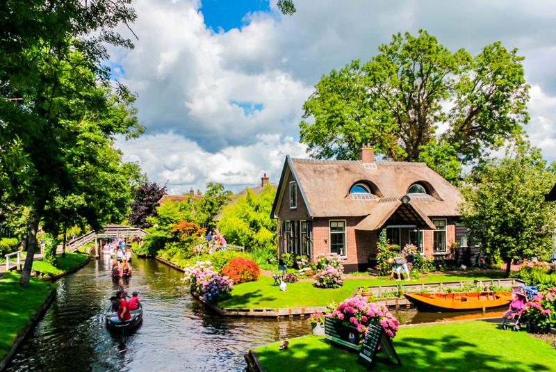 Giethoorn, Netherlands Giethoorn, Netherlands
