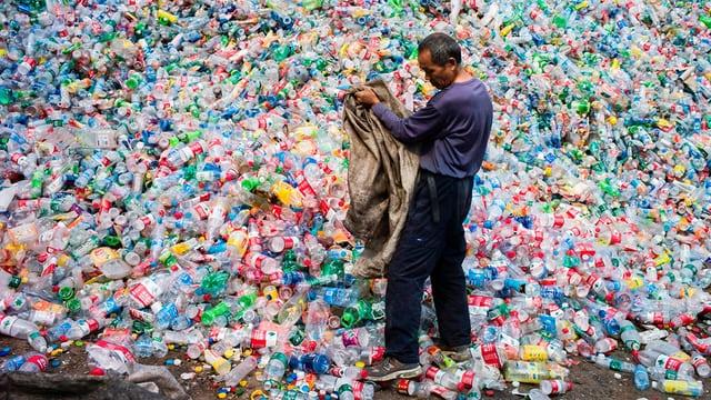 Plastic can take up to 1000 years to decompose in landfills Plastic can take up to 1000 years to decompose in landfills