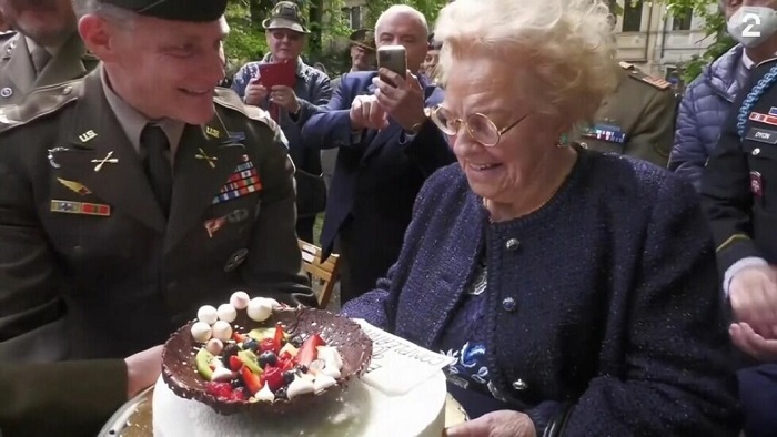 The soldiers then took the cake from the window sill, thinking it was a gift The soldiers then took the cake from the window sill, thinking it was a gift