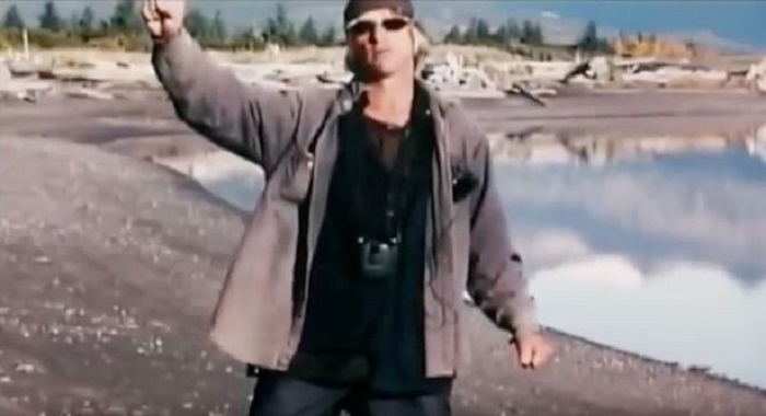 The bear leaves for a moment The bear leaves for a moment