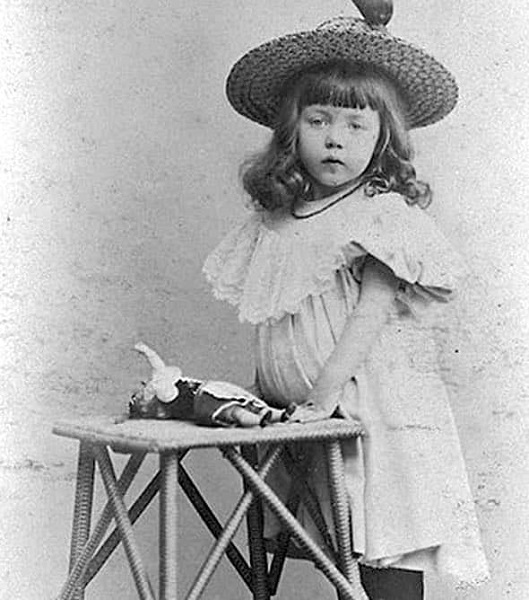 What led her to believe that she lived in ancient Egypt in her past life